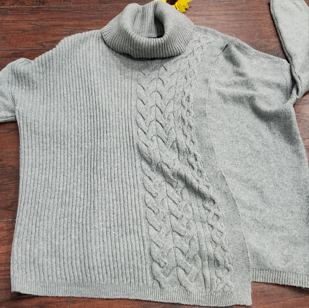 SIMPLY VERA WANG TURTLENECK SWEATER ✨️💜